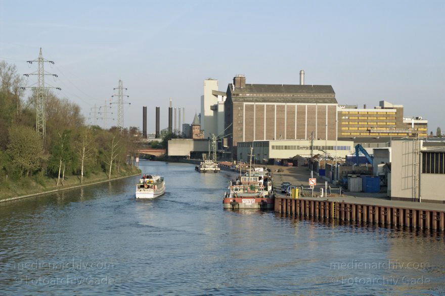 Berlin. Moabit. Westhafen. BEHALA
19. 4. 2005. Berlin. Moabit. Westhafen. Berlin- Spandauer-Schifffahrtskanal. Binnenschiffe
Schlüsselwörter: Berlin;Berlin-Spandauer Schifffahrtskanal;Deutschland;Germany;Moabit;2005;Westhafen