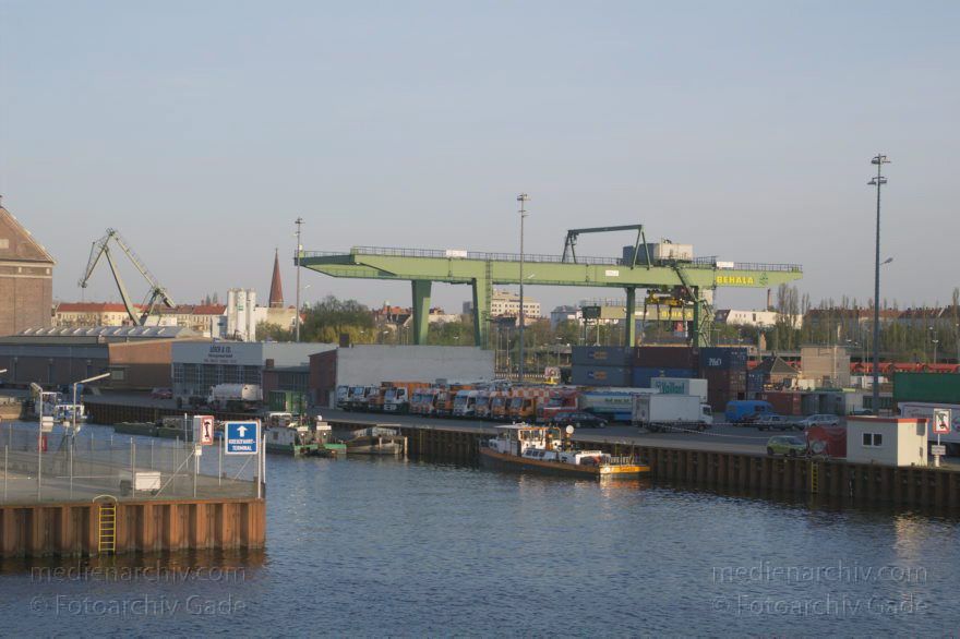 Berlin. Moabit. Westhafen. BEHALA
19. 4. 2005. Berlin. Moabit. Westhafen. BEHALA. Hafenbecken
Schlüsselwörter: Berlin;Containerbrücke;Deutschland;Germany;Hafenbecken;Moabit;2005;Westhafen