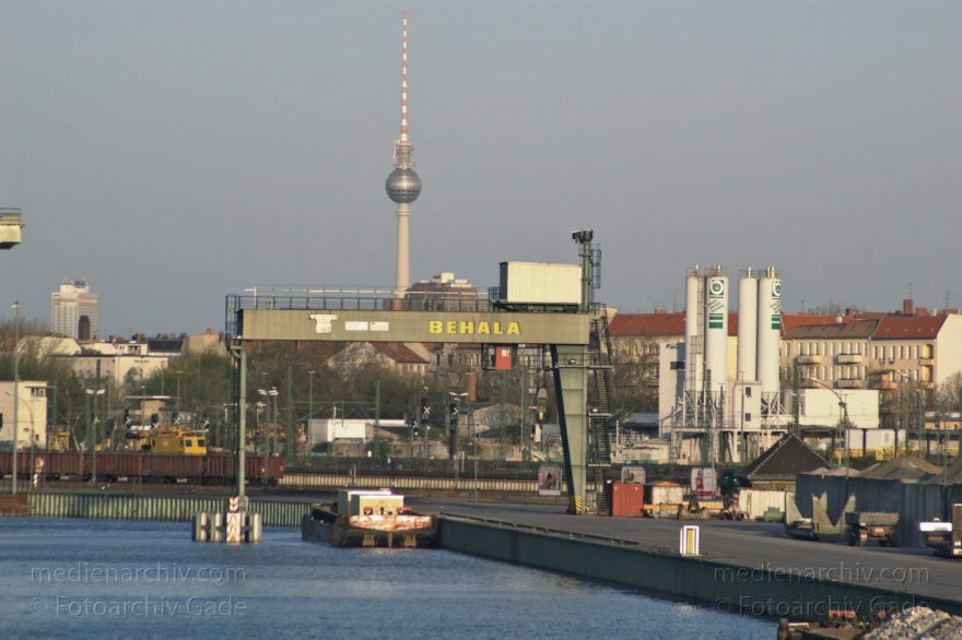 Berlin. Moabit. Westhafen. BEHALA
19. 4. 2005. Berlin. Moabit. Westhafen. BEHALA. Hafenbecken
Schlüsselwörter: Berlin;Containerbrücke;Deutschland;Fernsehturm;Germany;Hafenbecken;Moabit;2005;Westhafen
