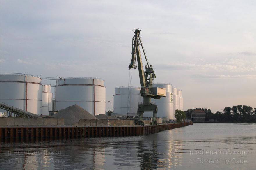 Berlin. Moabit. Westhafen
27. 7. 2005. Berlin. Moabit. Westhafen. Kran vor den Öltanks von Unitank
Schlüsselwörter: Berlin;Deutschland;Germany;Kran;Moabit;Pier;Tanks;Westhafen;Öltank;2005;Öltanks
