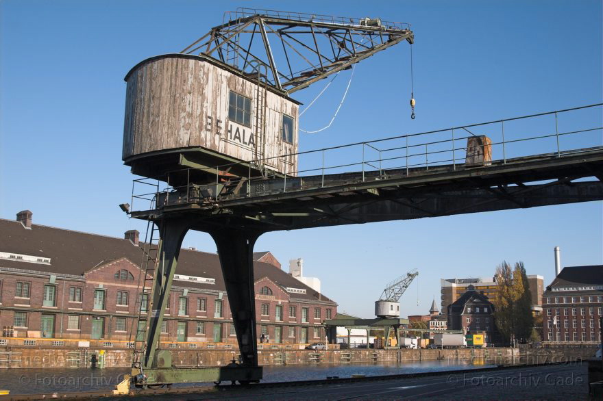 Berlin. Moabit. Westhafen. BEHALA. Binnenschiffahrt. Kran am Kai
7. 11. 2005. Berlin. Moabit. Westhafen. BEHALA. Binnenschiffahrt. Kran am Kai
Schlüsselwörter: Behala;Berlin;Binnenschiffahrt;Binnenschifffahrt;Deutschland;Germany;Kran;Moabit;2005;Westhafen
