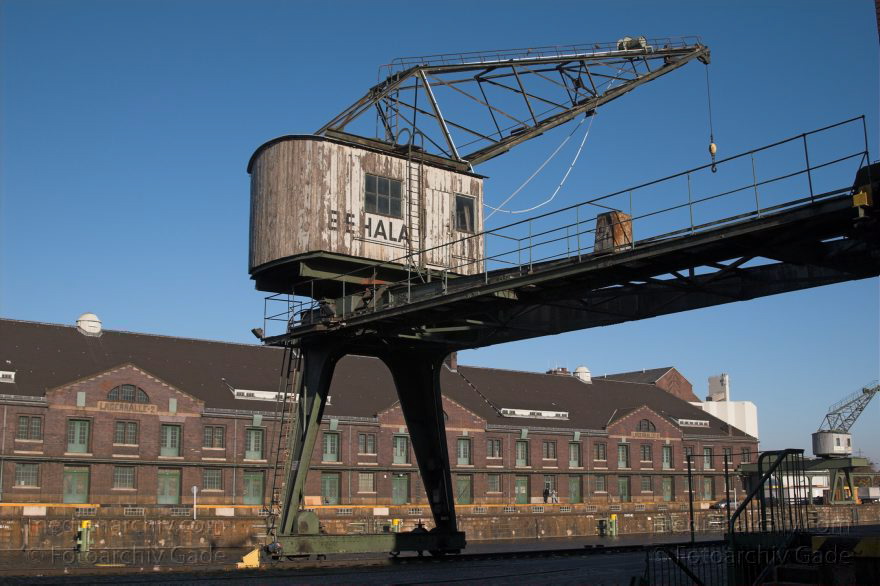 Berlin. Moabit. Westhafen. BEHALA. Binnenschiffahrt. Kran am Kai
7. 11. 2005. Berlin. Moabit. Westhafen. BEHALA. Binnenschiffahrt. Kran am Kai
Schlüsselwörter: Behala;Berlin;Binnenschiffahrt;Binnenschifffahrt;Deutschland;Germany;Kran;Moabit;2005;Westhafen