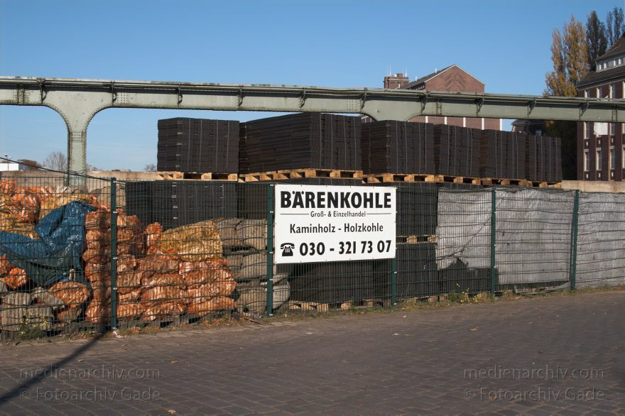 Berlin. Moabit. Westhafen. Kohlenlager
7. 11. 2005. Berlin. Moabit. Westhafen. Kohlenlager. Bärenkohle. Brennstoffhandel
Schlüsselwörter: Berlin;Brennstoff;Briketts;Deutschland;Germany;Kohle;Kohlenlager;Moabit;2005;Westhafen