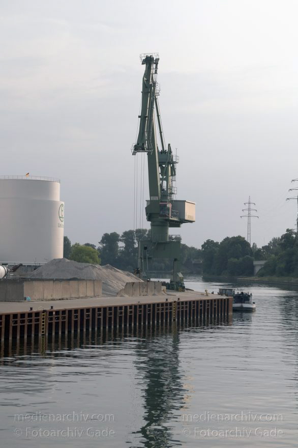 Berlin. Moabit. Westhafen
23. 7. 2006. Berlin. Moabit. Westhafen. Kran. Öltank von Unitank
Schlüsselwörter: Berlin;Deutschland;Germany;Kran;Moabit;Tanks;Westhafen;2006;Öltanks