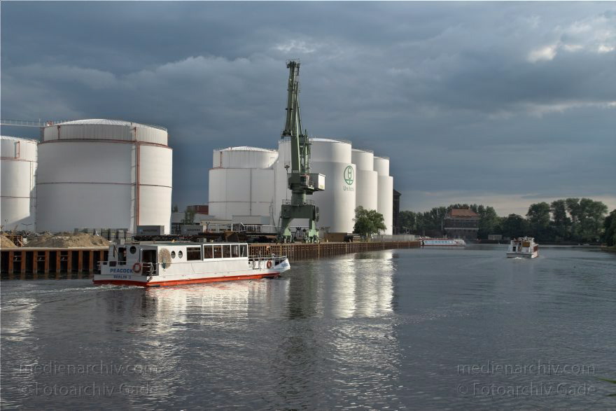 Berlin. Moabit. Westhafen. Öltanks von Unitank. Fahrgastschiff
20. 6. 2009. Berlin. Moabit. Westhafen. Öltanks von Unitank. Ausflugsdampfer. Fahrgastschiffe
Schlüsselwörter: Ausflugsdampfer;Berlin;Deutschland;Germany;Moabit;Tanks;Unitank;Westhafen;2009;Öltanks
