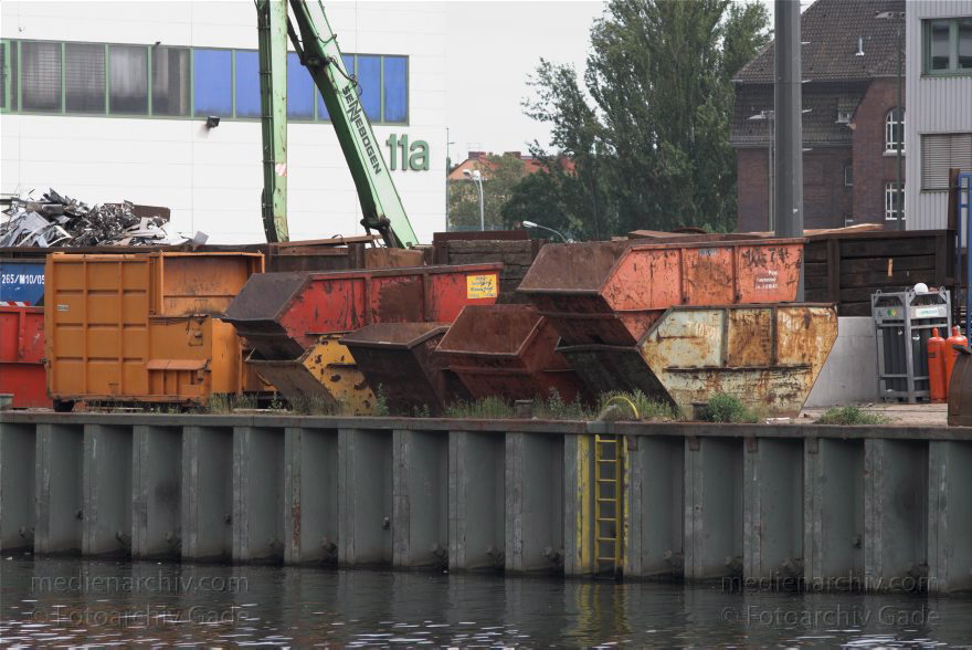 Berlin. Moabit. Westhafen. Pier
13. 6. 2010. Berlin. Moabit. Westhafen. Pier. Metallcontainer.
Schlüsselwörter: Berlin;Deutschland;Germany;Moabit;2010;Westhafen