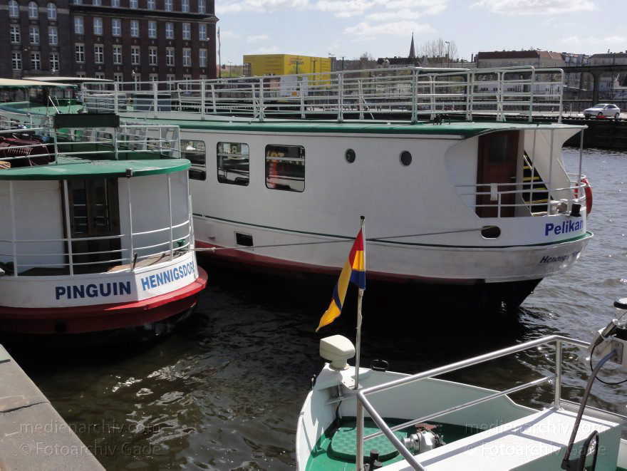 Berlin. Moabit. Westhafen. Fahrgastschiffe. Ausflugsdampfer im Hafenbecken
9. 4. 2011. Berlin. Moabit. Westhafen. Fahrgastschiffe. Ausflugsdampfer im Hafenbecken
Schlüsselwörter: Ausflugsdampfer;Berlin;Binnenschifffahrt;Deutschland;Fahrgastschiffe;Germany;Hafen;Moabit;Schiffe;2011;Westhafen