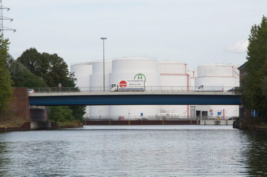 Berlin. Moabit. Westhafen
25. 9. 2012. Berlin. Moabit. Westhafen. Öltanks von Unitank. Westhafenkanal
Schlüsselwörter: Berlin;Brücke;Deutschland;Germany;Ludwig-Hoffmann-Brücke;Moabit;Tanks;Unitank;Westhafen;Westhafenkanal;2012;Öltanks