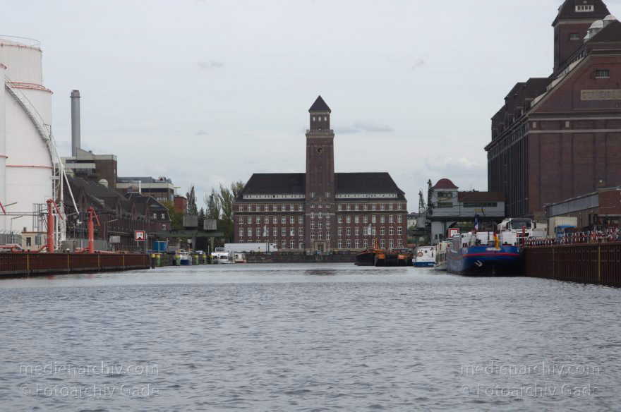 Berlin. Moabit. Westhafen
25. 9. 2012. Berlin. Moabit. Westhafen. Öltanks von Unitank. Hafenbecken. BEHALA Verwaltungsgebäude
Schlüsselwörter: BEHALA;Berlin;Deutschland;Germany;Hafenbecken;Moabit;Verwaltungsgebäude;2012;Westhafen