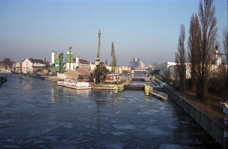 Berlin. Neukölln. Blick von der Grenzallebrücke auf den Oberhafen und Unterhafen. Schleuse Neukölln. Teltowkanal
Januar 2003. Berlin. Neukölln. Blick von der Grenzallebrücke auf den Oberhafen und Unterhafen. Schleuse Neukölln. Teltowkanal. Britzer Verbindungskanal. Neuköllner Schiffahrtskanal
Schlüsselwörter: Berlin;Deutschland;Eis;Germany;Neukölln;Neuköllner Schifffahrtskanal;Oberhafen;Schleuse Neukölln;Unterhafen;2003;Winter