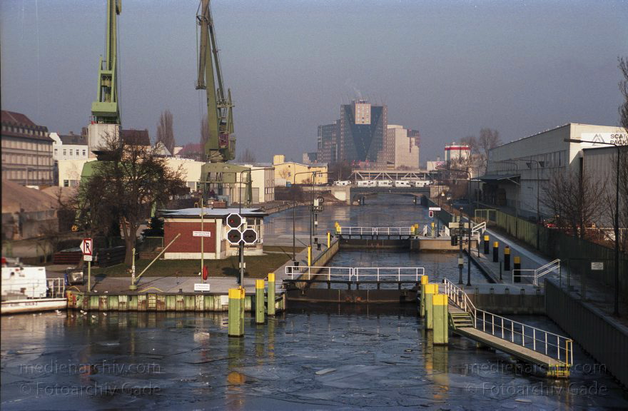 Berlin. Neukölln. Blick von der Grenzallebrücke auf den Oberhafen und Unterhafen. Schleuse Neukölln. Teltowkanal
Januar 2003. Berlin. Neukölln. Blick von der Grenzallebrücke auf den Oberhafen und Unterhafen. Schleuse Neukölln. Teltowkanal. Britzer Verbindungskanal. Neuköllner Schiffahrtskanal
Schlüsselwörter: Berlin;Deutschland;Eis;Germany;Neukölln;Neuköllner Schifffahrtskanal;Oberhafen;Schleuse Neukölln;Unterhafen;2003;Winter