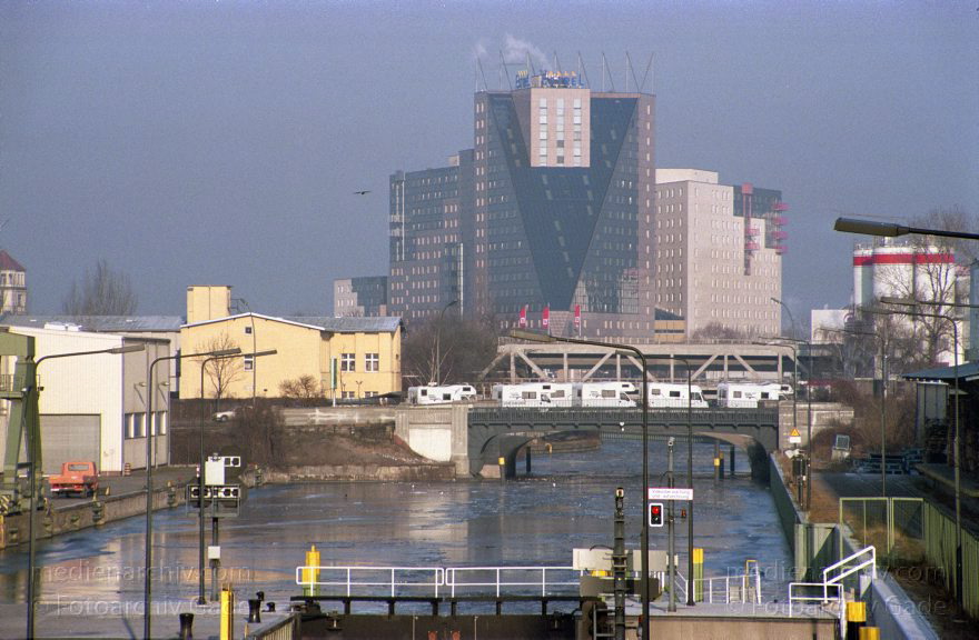 Berlin. Neukölln. Blick von der Grenzallebrücke auf den Oberhafen und Unterhafen. Schleuse Neukölln. Teltowkanal
Januar 2003. Berlin. Neukölln. Blick von der Grenzallebrücke auf den Oberhafen und Unterhafen. Schleuse Neukölln. Teltowkanal. Britzer Verbindungskanal. Neuköllner Schiffahrtskanal. Hotel Estrel
Schlüsselwörter: Berlin;Brücke;Deutschland;Eis;Estrel;Germany;Hotel Estrel;Neukölln;Neuköllner Schifffahrtskanal;Neuköllnische Brücke;Oberhafen;Schleuse;Schleuse Neukölln;Unterhafen;2003;Winter
