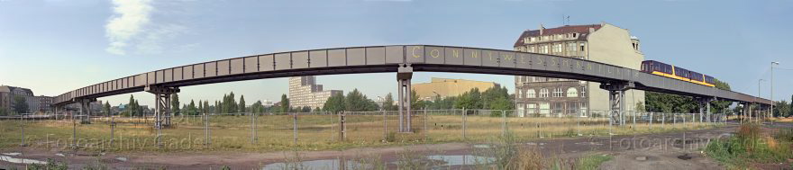 Berlin. Tiergarten. Potsdamer Platz. Weinhaus Huth. Magnetschwebebahn
1. August 1991. Berlin. Tiergarten. Potsdamer Platz. Weinhaus Huth. Magnetschwebebahn. M-Bahn *** Local Caption *** (Panorama aus sechs Einzelbildern 6x7)
Schlüsselwörter: Berlin;Deutschland;Germany;M-Bahn;Magnetschwebebahn;Potsdamer Platz;Tiergarten;1991;Weinhaus Huth