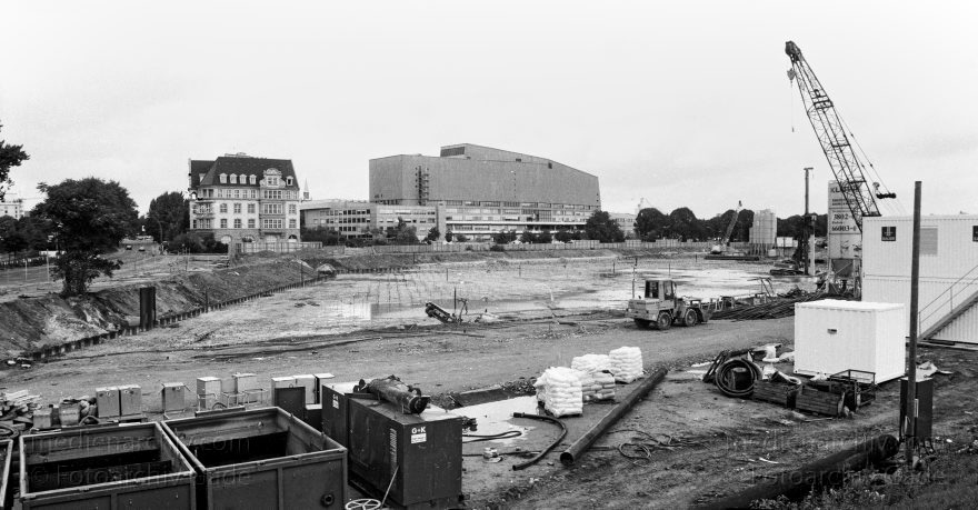Berlin. Potsdamer Platz. Staatsbibliothek
11. 9. 1994. Berlin. Baustelle Potsdamer Platz. Hinten links: GIZ-Haus oder Canaris-Haus.  Staatsbibliothek. Stabi
Schlüsselwörter: Baustelle;Berlin;Canaris-Haus;Deutschland;Germany;Potsdamer Platz;Staatsbibliothek;1994;Tiergarten