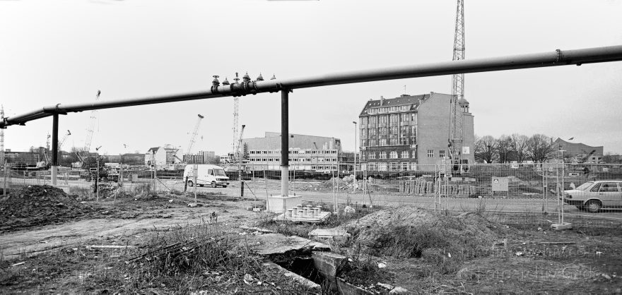 Berlin. Potsdamer Platz. Weinhaus Huth. Rohre
20. 3. 1995. Berlin. Mitte. Tiergarten. Baustelle Potsdamer Platz. Weinhaus Huth. Rohre
Schlüsselwörter: Baustelle;Berlin;Deutschland;Germany;Potsdamer Platz;Tiergarten;1995;Weinhaus Huth