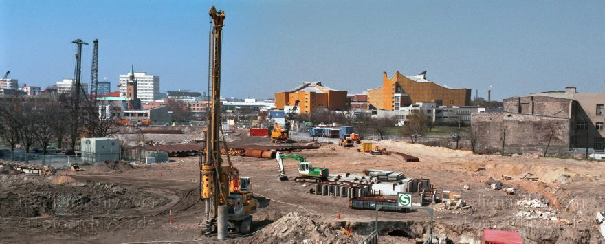 Berlin. Potsdamer Platz
Mai 1995. Berlin. Mitte. Tiergarten. Baustelle Potsdamer Platz. Esplanade. Philharmonie
Schlüsselwörter: Baustelle;Berlin;Deutschland;Erdbohrer;Esplanade;Germany;Philharmonie;Potsdamer Platz;1995;Tiergarten