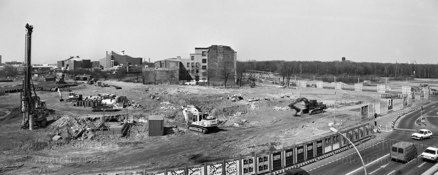 Berlin. Potsdamer Platz. Esplanade
Mai 1995. Berlin. Mitte. Tiergarten. Baustelle Potsdamer Platz. Esplanade. Philharmonie. Erdbohrer
Schlüsselwörter: Baustelle;Berlin;Deutschland;Esplanade;Germany;Philharmonie;Potsdamer Platz;1995;Tiergarten