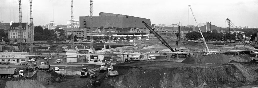 Berlin. Tiergarten. Potsdamer Platz. Staatsbibliothek
Juni 1995. Berlin. Mitte. Tiergarten. Baustelle Potsdamer Platz. Staatsbibliothek
Schlüsselwörter: Baustelle;Berlin;Deutschland;Germany;Potsdamer Platz;Staatsbibliothek;Stabi;1995;Tiergarten