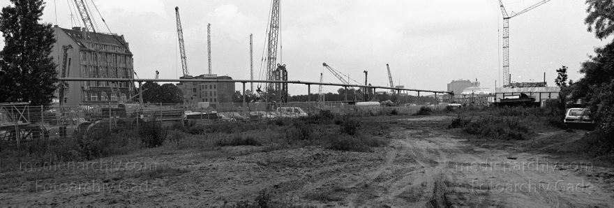 Berlin. Tiergarten. Potsdamer Platz. Weinhaus Huth
Juni 1995. Deutschland. Berlin. Mitte. Tiergarten. Potsdamer Platz. Baustelle. Weinhaus Huth
Schlüsselwörter: Berlin;Deutschland;Germany;Potsdamer Platz;Tiergarten;Baustelle;Weinhaus Huth
