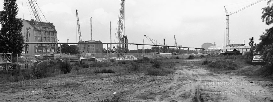 Berlin. Tiergarten. Potsdamer Platz. Baustelle
Juni 1995. Deutschland. Berlin. Mitte. Tiergarten. Potsdamer Platz. Baustelle
Schlüsselwörter: Baustelle;Berlin;Deutschland;Germany;Potsdamer Platz;Tiergarten;1995;Weinhaus Huth