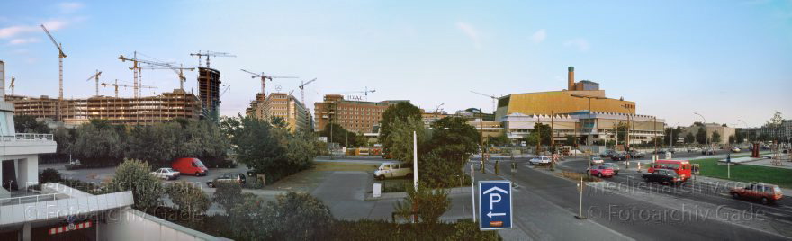 Berlin. Tiergarten. Potsdamer Platz
August 1998. Berlin. Mitte. Tiergarten. Potsdamer Platz. Baustelle.
Schlüsselwörter: Baustelle;Berlin;Deutschland;Germany;Mitte;Potsdamer Platz;Sony-Bauten;1998;Tiergarten