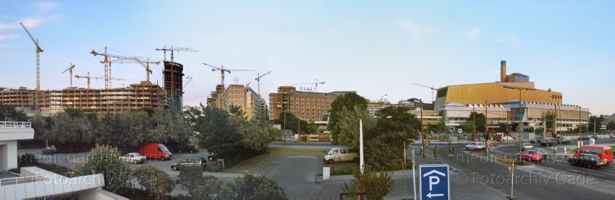 Berlin. Tiergarten. Potsdamer Platz
August 1998. Berlin. Mitte. Tiergarten. Potsdamer Platz. Baustelle.
Schlüsselwörter: Baustelle;Berlin;Deutschland;Germany;Mitte;Potsdamer Platz;Sony-Bauten;1998;Tiergarten