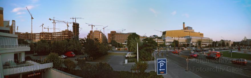 Berlin. Potsdamer Platz
August 1998. Berlin. Mitte. Tiergarten. Baustelle Potsdamer Platz. Rechts: Staatsbibliothek
Schlüsselwörter: Berlin;Deutschland;Germany;Potsdamer Platz;Sony-Bauten;Staatsbibliothek;1998;Tiergarten