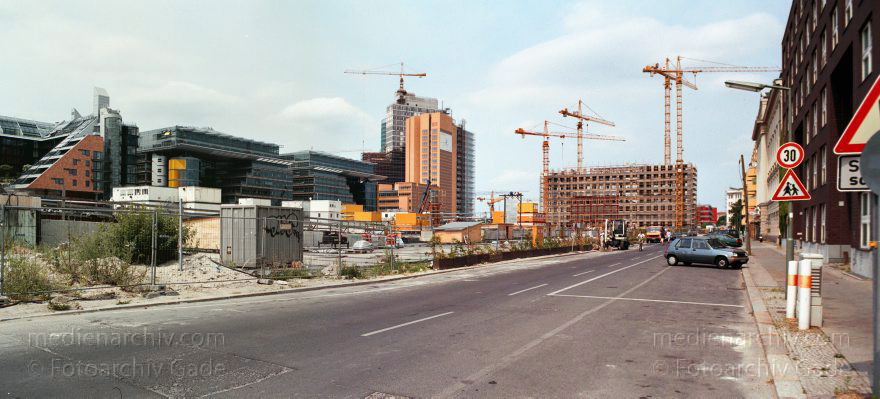 Berlin. Tiergarten. Potsdamer Platz. Köthenerstraße.
Juli 1999. Berlin. Tiergarten. Potsdamer Platz. Köthener Straße.
Schlüsselwörter: Berlin;Deutschland;Germany;Köthener Straße;Potsdamer Platz;1999;Tiergarten