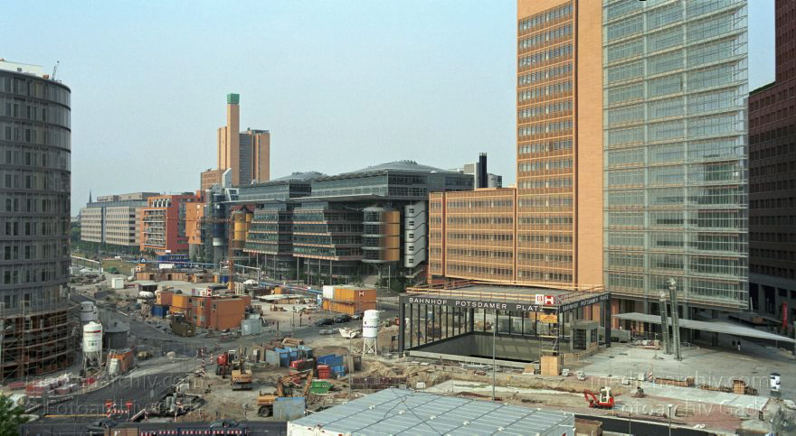 Berlin. Potsdamer Platz
Juni 2006. Berlin. Mitte. Tiergarten. Baustelle Potsdamer Platz. Debis-Haus
Schlüsselwörter: Berlin;Debis-Haus;Deutschland;Germany;Potsdamer Platz;1998;Tiergarten