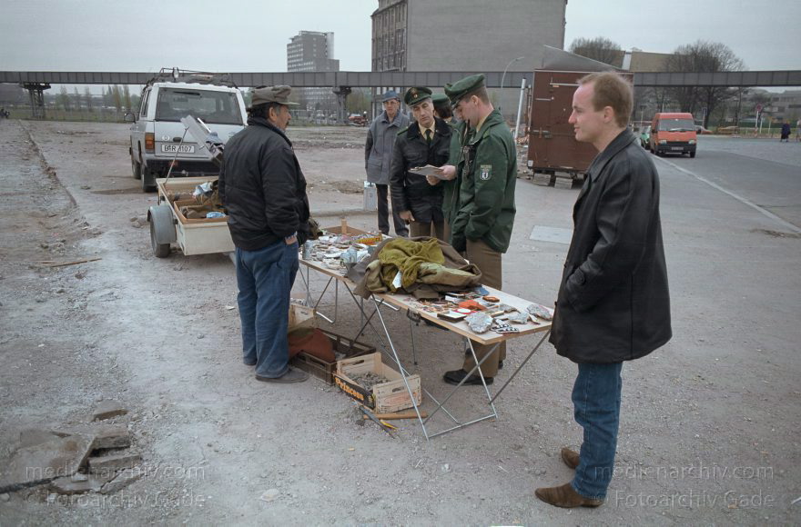 Berlin. Potsdamer Platz. Baustelle
März 1990. Berlin. Mitte. Tiergarten. Potsdamer Platz. Gelände der abgerissenen Berliner Mauer, Grenze der DDR zwischen Ostberlin und Westberlin. Christian Pless bei einem Souvenirhändler mit Mauerstückchen
Schlüsselwörter: Berlin;Berliner Mauer;DDR;Deutschland;Germany;Pless, Christian;Polizei;Potsdamer Platz;Tiergarten;1990;Weinhaus Huth