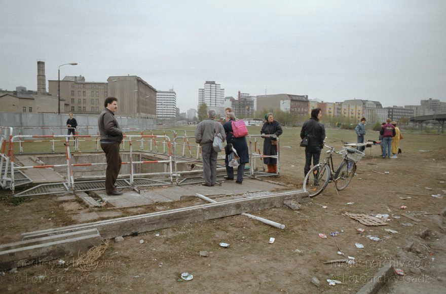 Berlin. Potsdamer Platz. Baustelle
März 1990. Berlin. Mitte. Tiergarten. Potsdamer Platz. Gelände der abgerissenen Berliner Mauer, Grenze der DDR zwischen Ostberlin und Westberlin.
Schlüsselwörter: Berlin;Berliner Mauer;DDR;Deutschland;Germany;Potsdamer Platz;Tiergarten;U-Bahn-Station;1990;U-Bahnhof