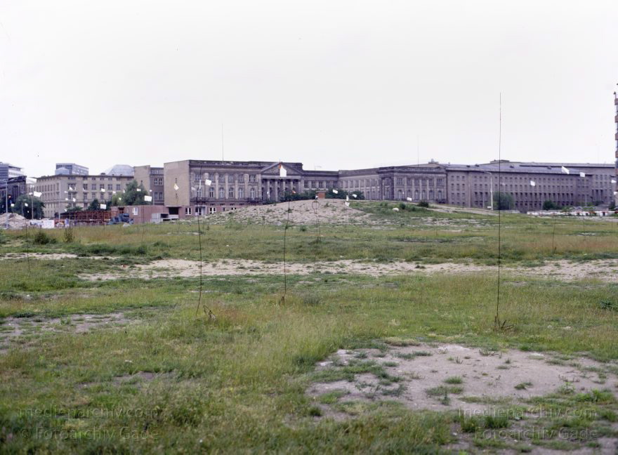 Berlin. Leipziger Straße. Preußisches Herrenhaus. Bundesrat
23. 6. 1991. Berlin. Mitte. Leipziger Straße. Preußisches Herrenhaus. Bundesrat. Ehemaliger Mauerstreifen
Schlüsselwörter: Berlin;Bundesrat;Leipziger Straße;Potsdamer Platz;1991;Preußisches Herrenhaus