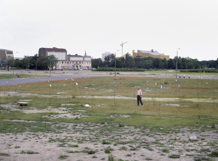 Berlin.Tiergarten. Potsdamer Platz. Esplanade
23. 6. 1991. Berlin. Tiergarten. Potsdamer Platz. Ehemaliger Mauerstreifen. Esplanade
Schlüsselwörter: Berlin;Esplanade;Potsdamer Platz;1991;Tiergarten