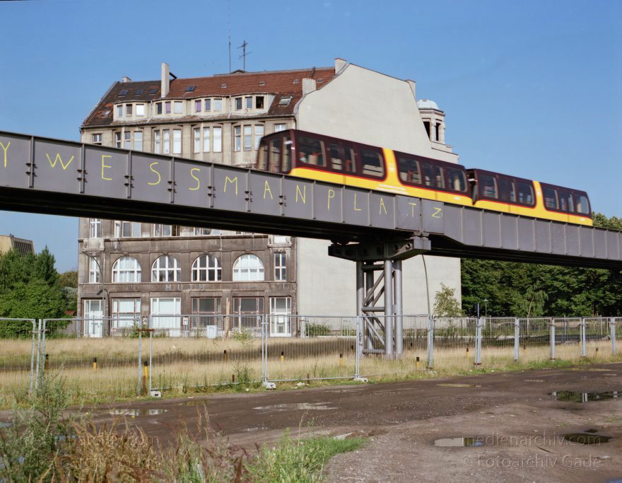 Berlin. Potsdamer Platz. Tiergarten. Magnetschwebebahn vor dem Weinhaus Huth.
25. 7. 1991. Berlin. Mitte. Tiergarten. Potsdamer Platz. Tiergarten. Magnetschwebebahn vor dem Weinhaus Huth.
Schlüsselwörter: Berlin;Deutschland;Germany;M-Bahn;Magnetschwebebahn;Potsdamer Platz;Tiergarten;1991;Weinhaus Huth