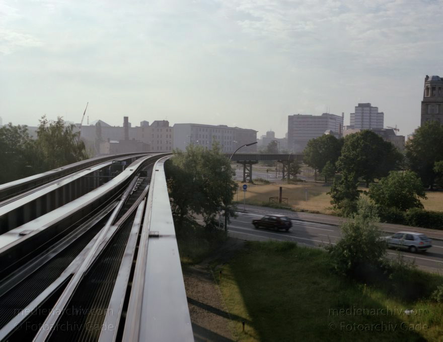 Berlin. Potsdamer Platz. Tiergarten. Magnetschwebebahn.
25. 7. 1991. Berlin. Mitte. Tiergarten. Potsdamer Platz. Tiergarten. Magnetschwebebahn.
Schlüsselwörter: Berlin;Deutschland;Germany;Magnetschwebebahn;Potsdamer Platz;1991;Tiergarten