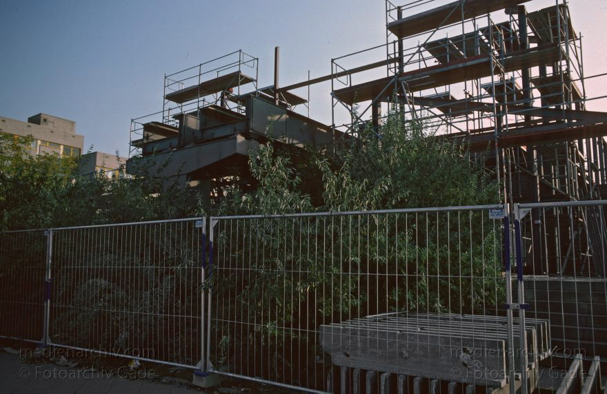 Berlin. Tiergarten. Potsdamer Platz. Abbruch der M-Bahn. Magnetschwebebahn
6. 10. 1991. Berlin. Mitte. Tiergarten. Potsdamer Platz. Abbruch der M-Bahn. Magnetschwebebahn
Schlüsselwörter: Berlin;Deutschland;Germany;M-Bahn;Magnetschwebebahn;Potsdamer Platz;1991;Tiergarten