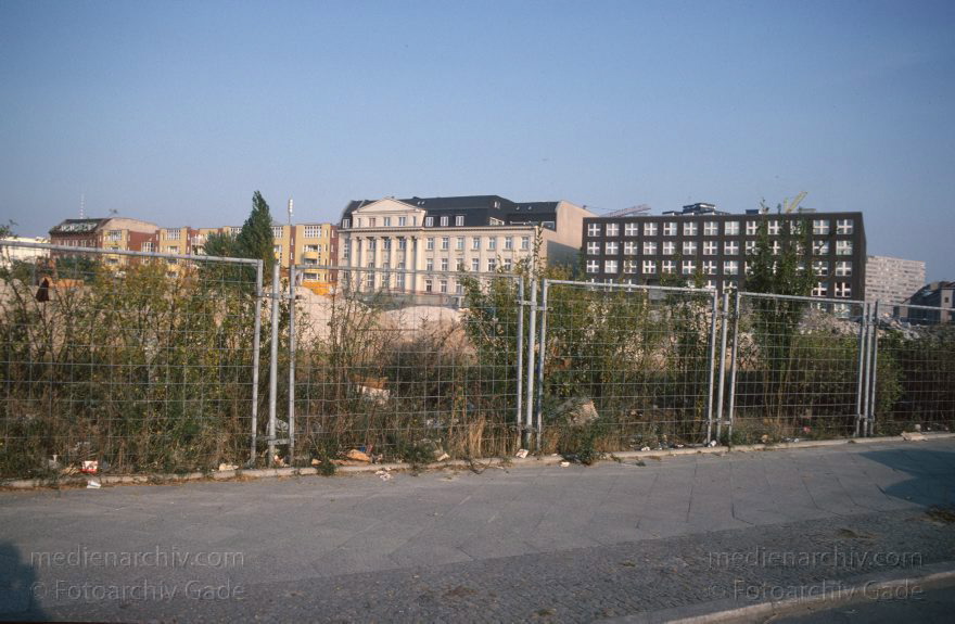 Berlin. Tiergarten. Potsdamer Platz. Abbruch der M-Bahn. Magnetschwebebahn
6. 10. 1991. Berlin. Mitte. Tiergarten. Potsdamer Platz. Abbruch der M-Bahn. Magnetschwebebahn
Schlüsselwörter: Berlin;Deutschland;Germany;Köthener Straße;M-Bahn;Magnetschwebebahn;Potsdamer Platz;1991;Tiergarten