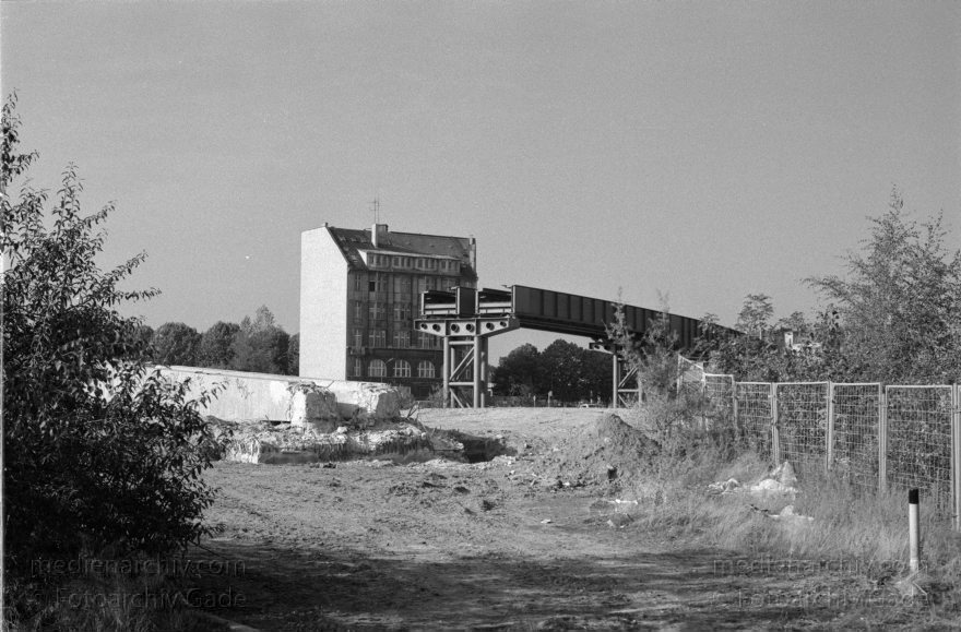 Berlin. Abbau der Magnetschwebebahn vor dem Weinhaus Huth
November 1991. Berlin. Tiergarten. Potsdamer Platz. Abbau der Magnetschwebebahn vor dem Weinhaus Huth. M-Bahn
Schlüsselwörter: Berlin;M-Bahn;Magnetschwebebahn;Potsdamer Platz;Tiergarten;1991;Weinhaus Huth