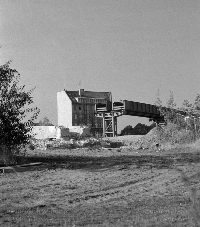 Berlin. Abbau der Magnetschwebebahn vor dem Weinhaus Huth
November 1991. Berlin. Tiergarten. Potsdamer Platz. Abbau der Magnetschwebebahn vor dem Weinhaus Huth. M-Bahn
Schlüsselwörter: Berlin;M-Bahn;Magnetschwebebahn;Potsdamer Platz;Tiergarten;1991;Weinhaus Huth