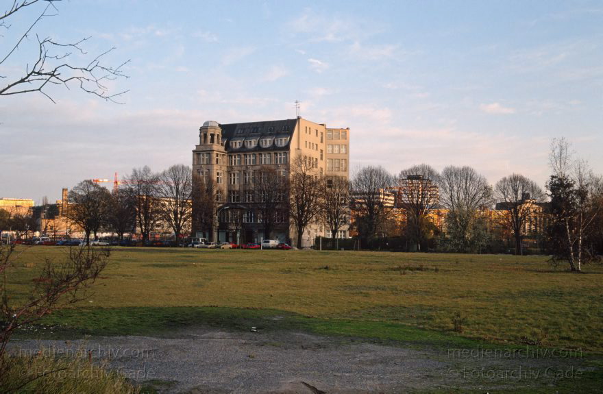 Berlin. Tiergarten. Potsdamer Platz. Weinhaus Huth
1992. Berlin. Mitte. Tiergarten. Potsdamer Platz. Weinhaus Huth
Schlüsselwörter: Berlin;Deutschland;Germany;Potsdamer Platz;Tiergarten;1992;Weinhaus Huth