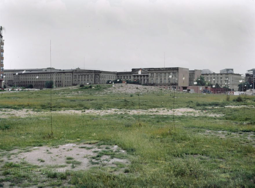 Berlin. Leipziger Straße. Bundesratsgebäude. Preußisches Herrenhaus
6. 9. 1992. Berlin. Mitte. Potsdamer Platz. Leipziger Straße. Bundesratsgebäude. Preußisches Herrenhaus
Schlüsselwörter: Berlin;Bundesratsgebäude;Deutschland;Germany;Potsdamer Platz;1992;Preußische Herrenhaus