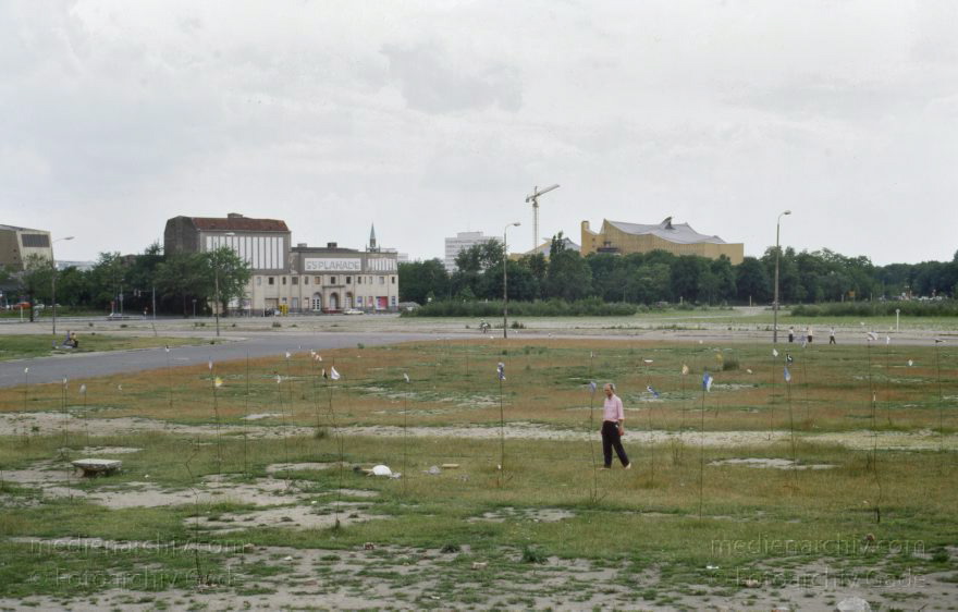 Berlin. Tiergarten. Potsdamer Platz. Esplanade
6. 9. 1992. Berlin. Mitte. Tiergarten. Potsdamer Platz. Hotel Esplanade
Schlüsselwörter: Berlin;Deutschland;Esplande;Germany;Potsdamer Platz;1992;Tiergarten