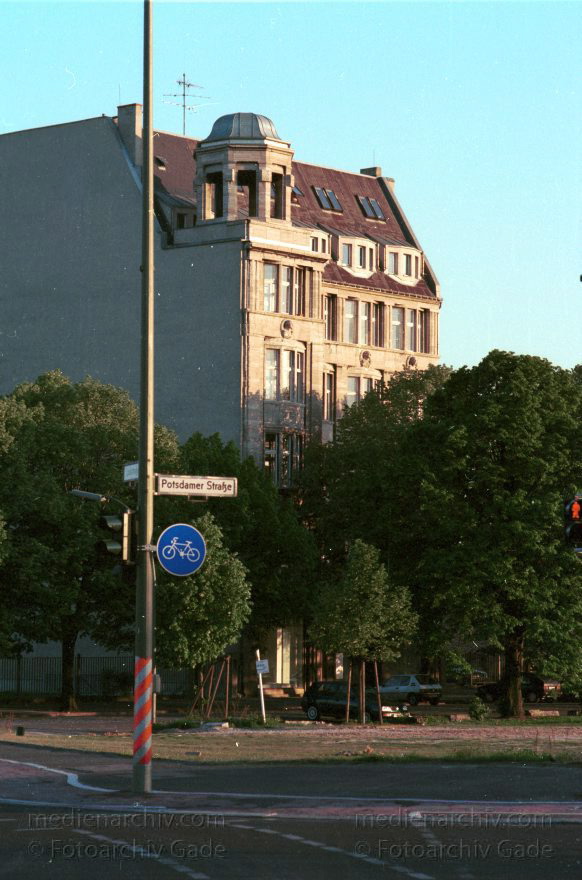 Berlin. Tiergarten. Potsdamer Platz. Weinhaus Huth
Juni. 1994. Berlin. Mitte. Tiergarten. Potsdamer Platz. Weinhaus Huth
Schlüsselwörter: Berlin;Deutschland;Germany;Potsdamer Platz;Tiergarten;1994;Weinhaus Huth