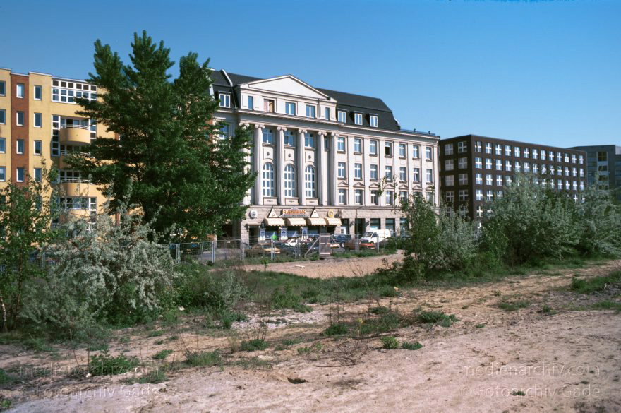 Berlin. Tiergarten. Potsdamer Platz
Juni. 1994. Berlin. Mitte. Tiergarten. Potsdamer Platz. Köthener Straße
Schlüsselwörter: Berlin;Deutschland;Germany;Köthener Straße;Potsdamer Platz;1994;Tiergarten