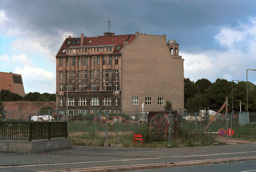 Berlin. Tiergarten. Potsdamer Platz. Weinhaus Huth
September 1994. Berlin. Mitte. Tiergarten. Potsdamer Platz. Weinhaus Huth
Schlüsselwörter: Berlin;Deutschland;Germany;Potsdamer Platz;Tiergarten;1994;Weinhaus Huth