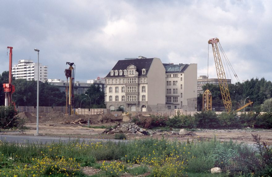 Berlin. Tiergarten. Potsdamer Platz.
10. September 1994. Berlin. Mitte. Tiergarten. Potsdamer Platz.  GIZ-Haus. Canaris Haus
Schlüsselwörter: Berlin;Canaris-Haus;Deutschland;Germany;GIZ-Haus;Potsdamer Platz;1994;Tiergarten