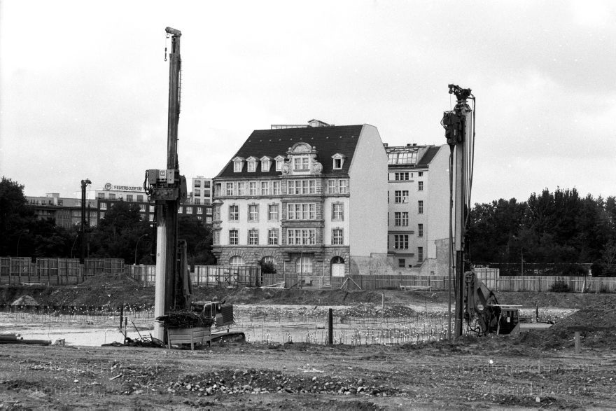Berlin. Tiergarten. Potsdamer Platz
11. 9. 1994. Berlin. Mitte. Tiergarten. Potsdamer Platz. GIZ-Haus. Canaris Haus
Schlüsselwörter: Berlin;Canaris-Haus;Deutschland;Germany;GIZ-Haus;Potsdamer Platz;1994;Tiergarten