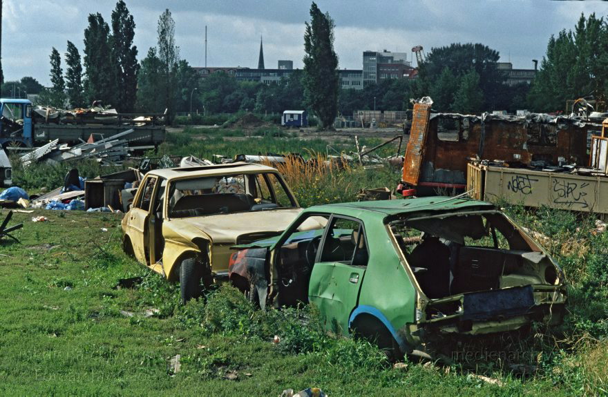Berlin. Tiergarten. Potsdamer Platz. Wilder Schrottplatz
11. September 1994. Berlin. Mitte. Tiergarten. Potsdamer Platz. Wilder Schrottplatz
Schlüsselwörter: Autos;Berlin;Deutschland;Germany;Potsdamer Platz;Schrott;1994;Tiergarten