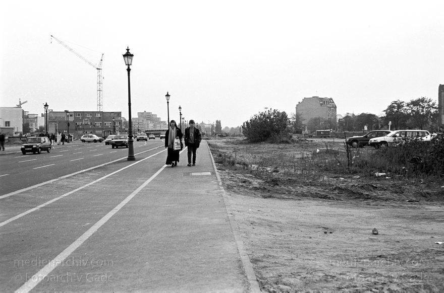 Berlin. Tiergarten. Potsdamer Platz
23. 10. 1994. Berlin. Mitte. Tiergarten. Potsdamer Platz
Schlüsselwörter: Berlin;Berliner Mauer;Deutschland;Germany;Potsdamer Platz;Tiergarten;1994;Weinhaus Huth