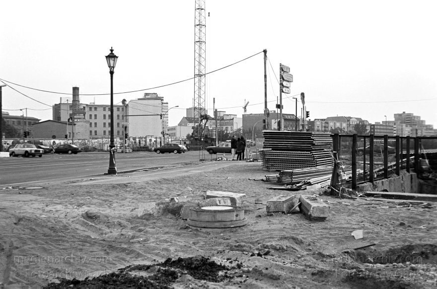 Berlin. Tiergarten. Potsdamer Platz
23. 10. 1994. Berlin. Mitte. Tiergarten. Potsdamer Platz
Schlüsselwörter: Berlin;Berliner Mauer;Deutschland;Germany;Potsdamer Platz;1994;Tiergarten